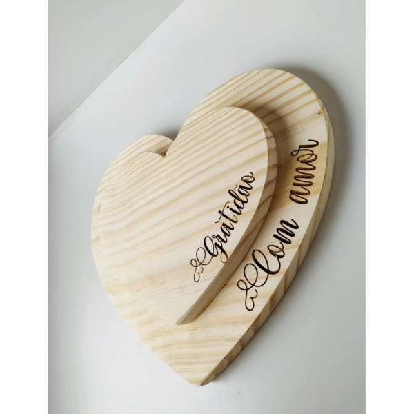 Kit Tábuas De Coração P/ Mesa Posta Com Gravação - Letring - Com amor e Gratidão - Tábua Madeira Pinus - Image 3